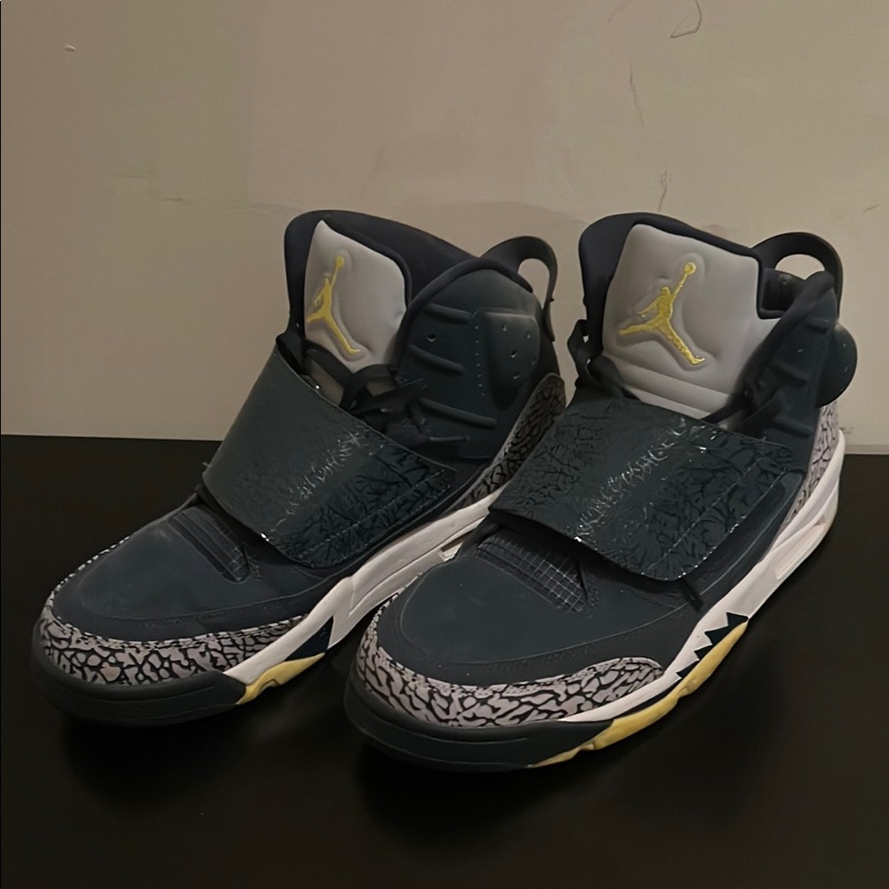 Jordan Men's Gray and Yellow Sneakers